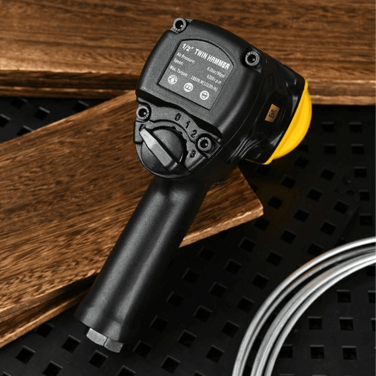EDL-QDB43-1180E1 Air Impact Wrench 3/4″ 1100N.m (DELI) featuring a robust twin hammer mechanism on display